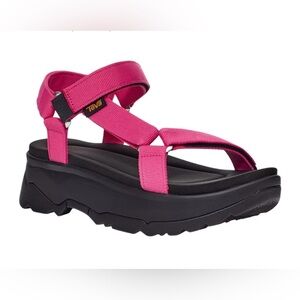 TEVA | JADITO UNIVERSAL PLATFORM CHUNKY TECH SANDAL IN FUCHSIA SIZE 8